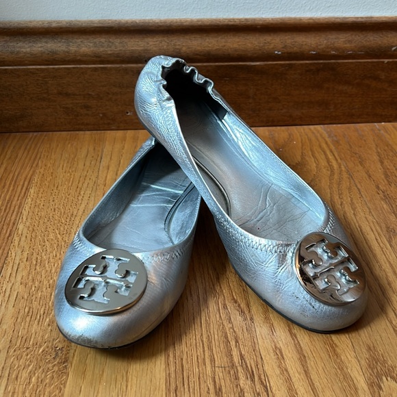 Tory Burch Reva Logo Silver Ballet Flat 7 - Picture 14 of 14